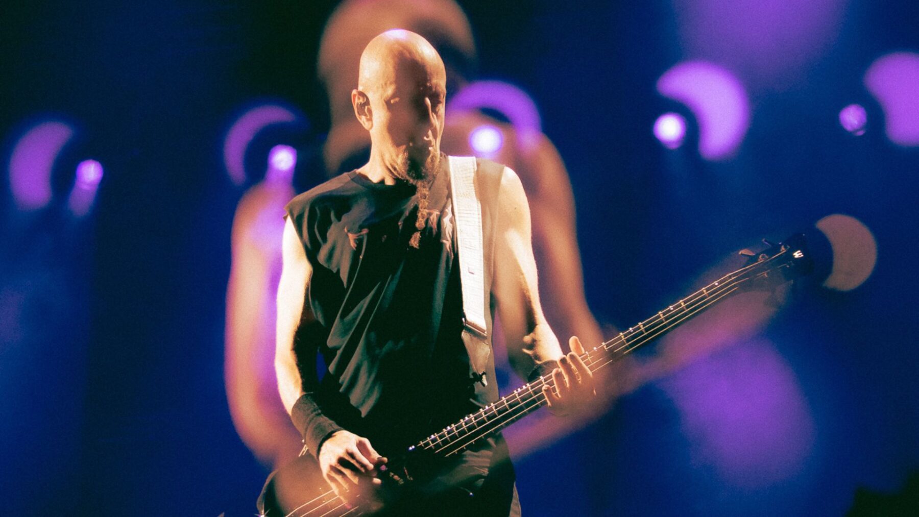 Baixista Shavo Odadjian em show da turnê "Wake Up!" do System of a Down no autódromo de Interlagos, em São Paulo | 14.mai.2025/Divulgação