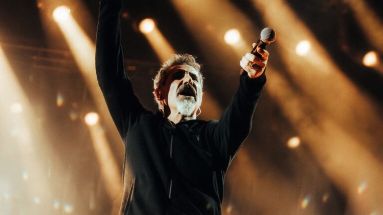 Vocalista Serj Tankian em show da turnê "Wake Up!" do System of a Down no autódromo de Interlagos, em São Paulo | 14.mai.2025/Divulgação