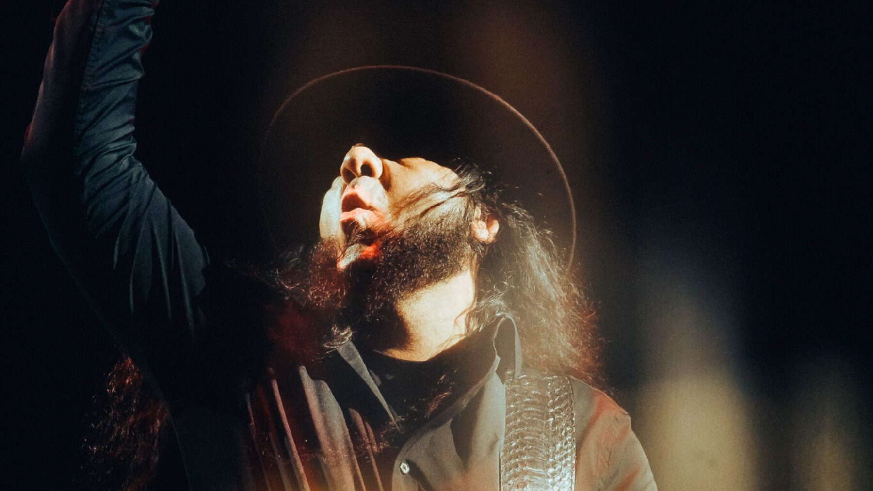 Guitarrista Daron Malakian em show da turnê "Wake Up!" do System of a Down no autódromo de Interlagos, em São Paulo | 14.mai.2025/Divulgação
