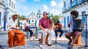 Jota.pê (esq.), João Gomes (centro) e Mestrinho em gravação do projeto "Dominguinho" no sítio histórico de Olinda, em Pernambuco | 4.abr.2025/Divulgação