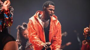 Jason Derulo em show da turnê "Nu King" na Barcleys Arena, em Hamburgo, na Alemanha | 17.mar.2024/Divulgação