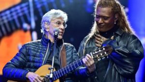 Caetano Veloso (esq.) e Liniker em show do cantor baiano no festival Coolritiba, na Pedreira Paulo Leminski, em Curitiba | 17.maio.2025/Divulgação