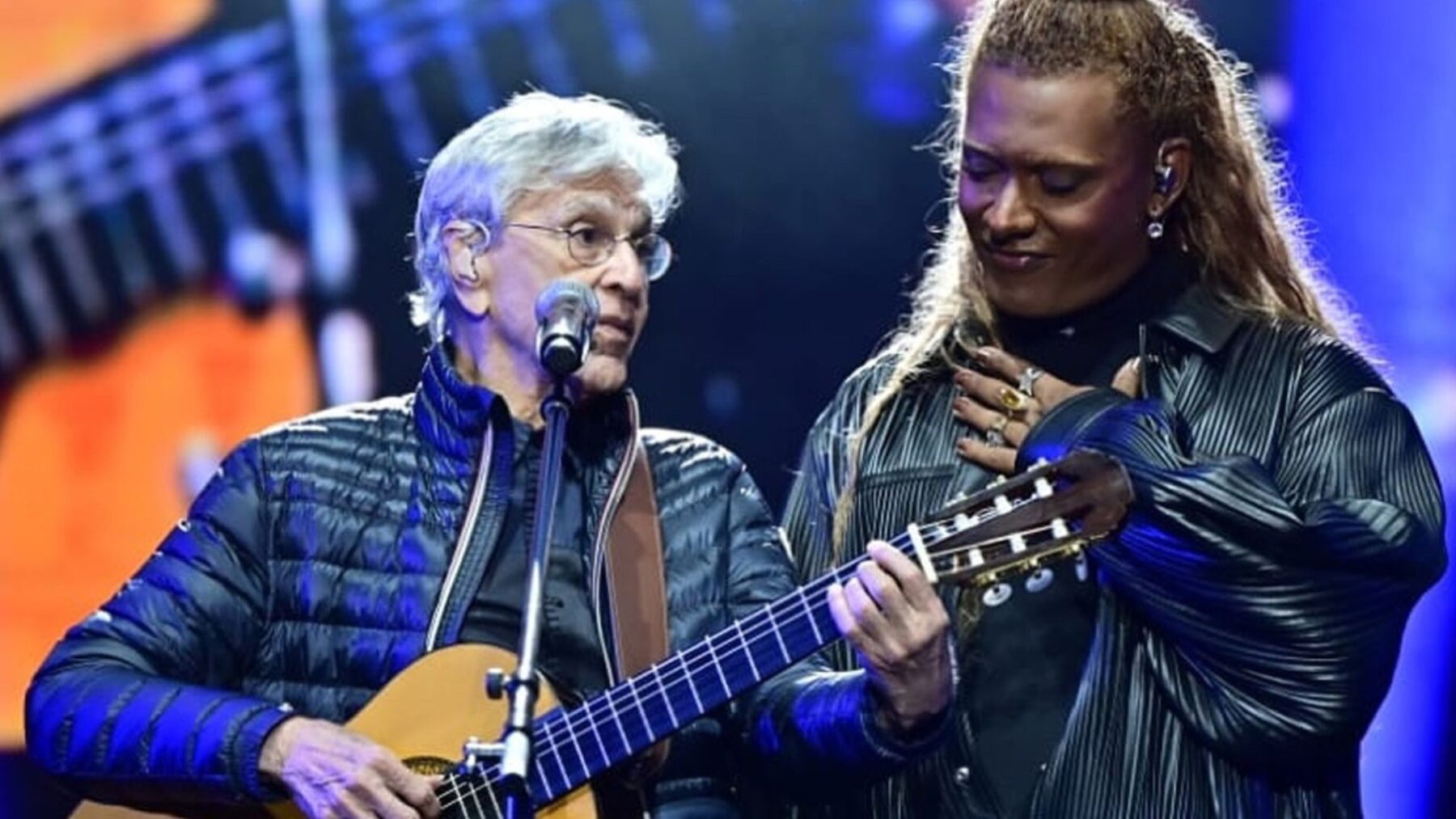 Caetano Veloso (esq.) e Liniker em show do cantor baiano no festival Coolritiba, na Pedreira Paulo Leminski, em Curitiba | 17.maio.2025/Divulgação
