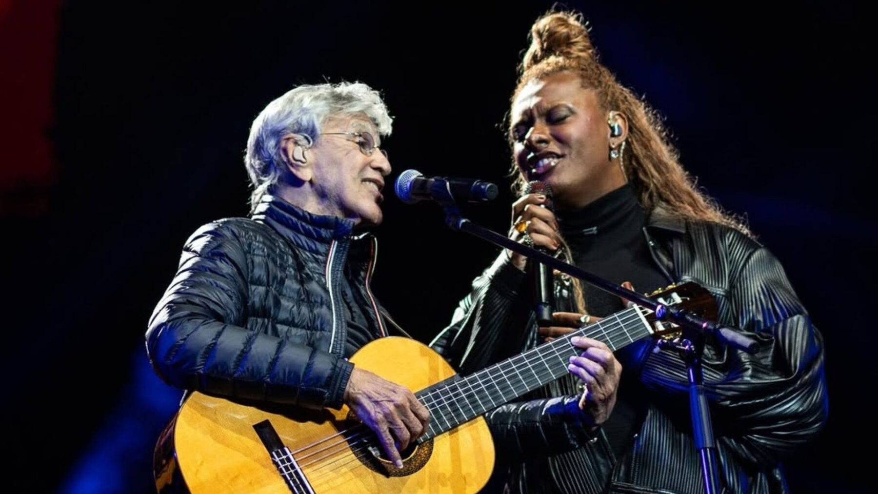 Caetano Veloso (esq.) e Liniker em show do cantor baiano no festival Coolritiba, na Pedreira Paulo Leminski, em Curitiba | 17.maio.2025/Divulgação