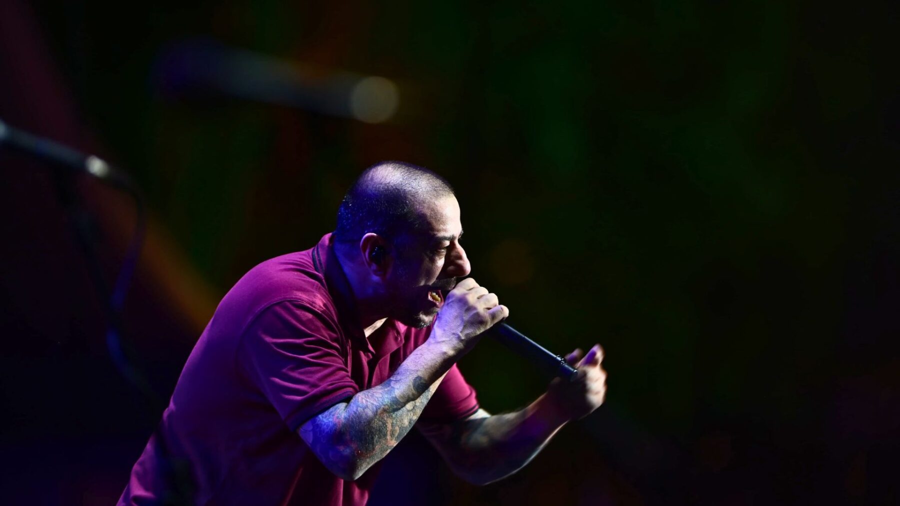Vocalista Badauí em show do CPM 22 no festival Coolritiba, na Pedreira Paulo Leminski, em Curitiba | 17.maio.2025/Divulgação