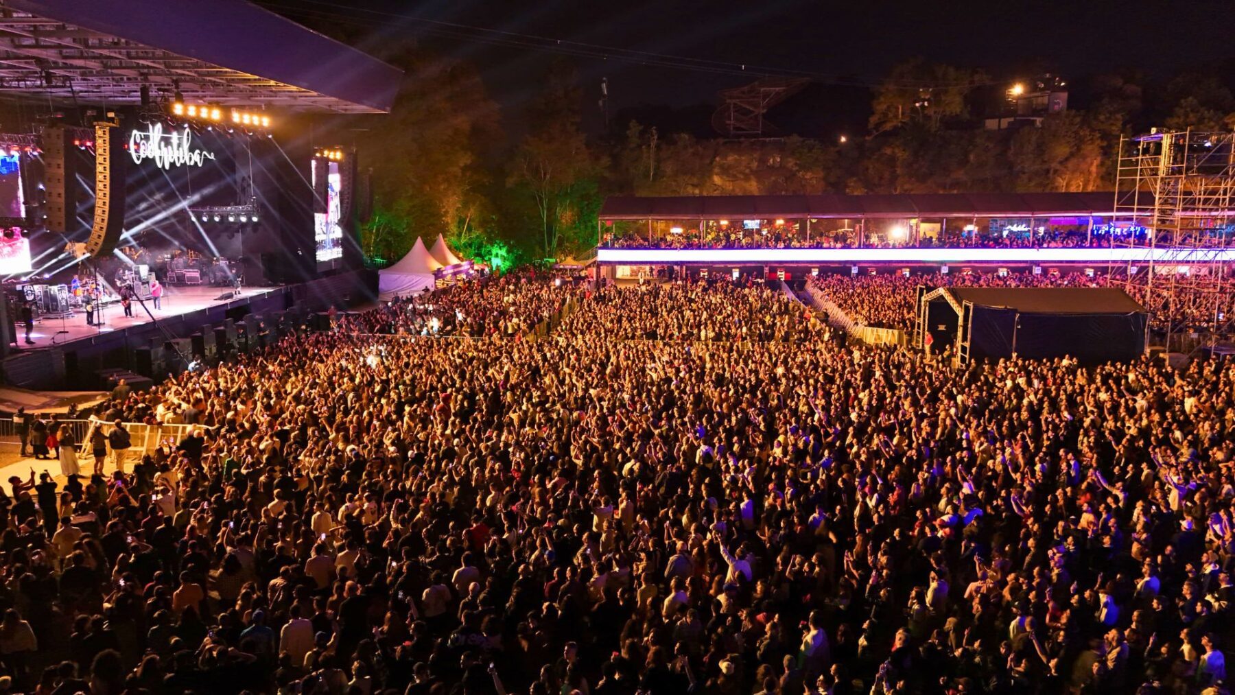 Público assiste ao show do CPM 22 no festival Coolritiba, na Pedreira Paulo Leminski, em Curitiba | 17.maio.2025/Divulgação