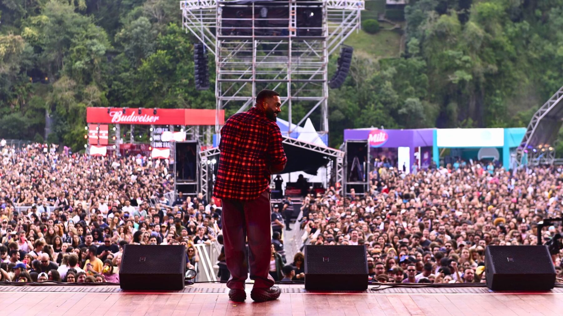 Baco Exu do Blues em show no festival Coolritiba, na Pedreira Paulo Leminski, em Curitiba | 17.maio.2025/Divulgação