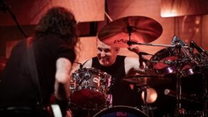 Vocalista e guitarrista Dave Grohl (esq.) e baterista Josh Freese em show do Foo Fighters no Providence Park, em Portland, nos Estados Unidos | 16.ago.2024/Divulgação