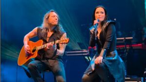 Músico Marko Hietala (esq.) e cantora Tarja Turunen, ex-integrandes da banda finlandesa Nightwish, em show na Ópera de Arame, em Curitiba | 18.mai.2025/Reprodução