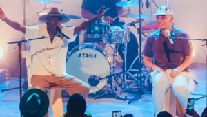 Jota.pê (esq.) e João Gomes em show de estreia da turnê "Dominguinho" na Casa Natura Musical, em São Paulo | 26.mai.2025/Divulgação