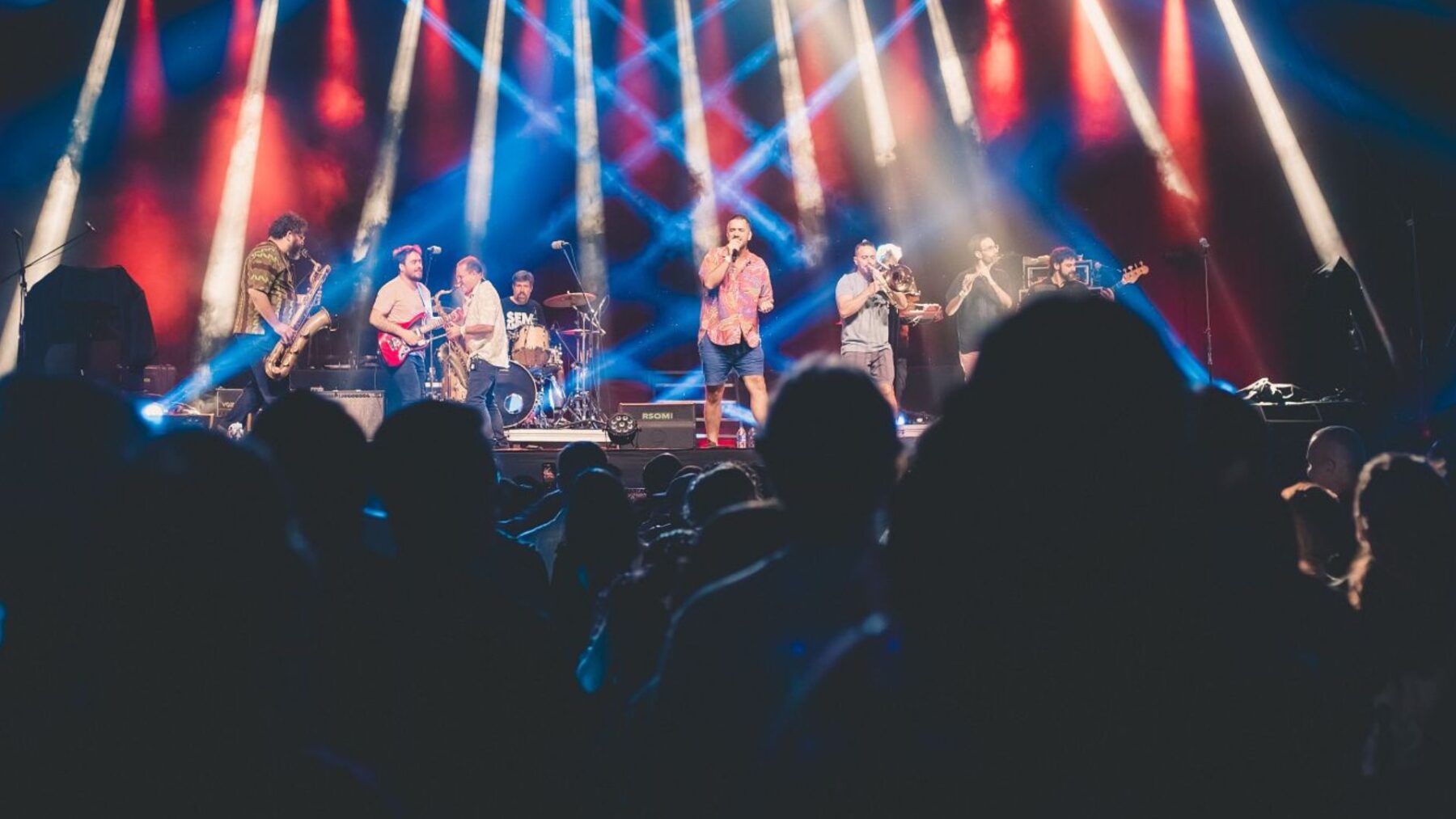 Banda Móveis Coloniais de Acaju em show da turnê "O Reencontro", no BeFly Hall, em Belo Horizonte | Jimmy Carreiro - 12.abr.2025/Divulgação