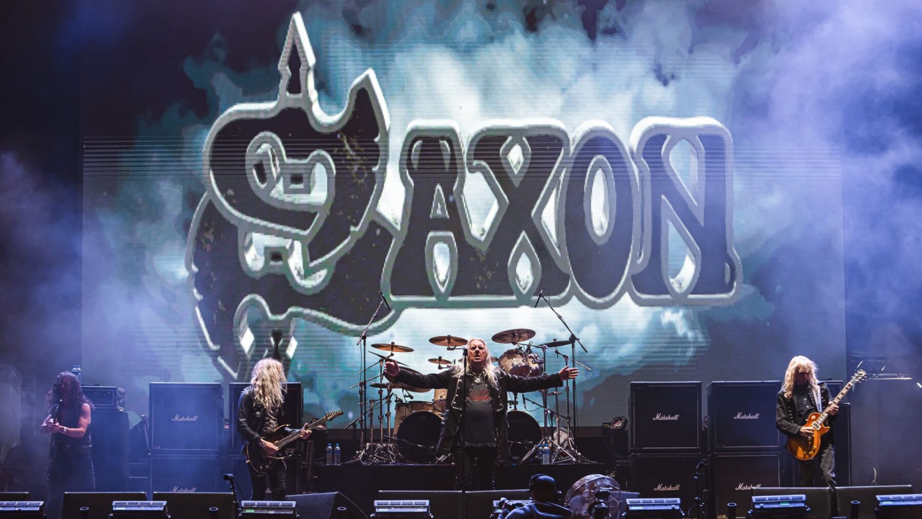 Grupo inglês de heavy metal Saxon em show no festival Bangers Open Air