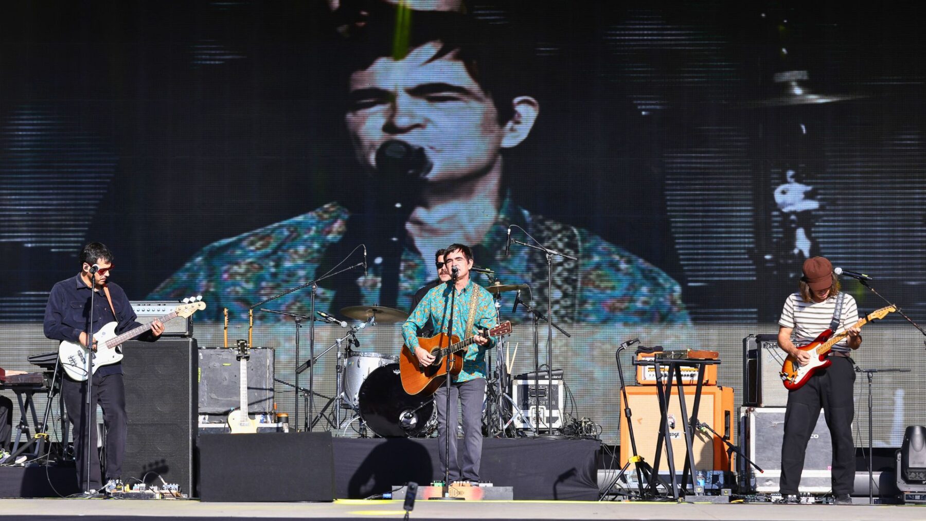 Samuel Rosa (centro) participa de show da banda Terno Rei na nona edição do Popload Festival, no parque Ibirapuera, em São Paulo | Marcelo Justo - 31.mai.2025/Portal Lineup