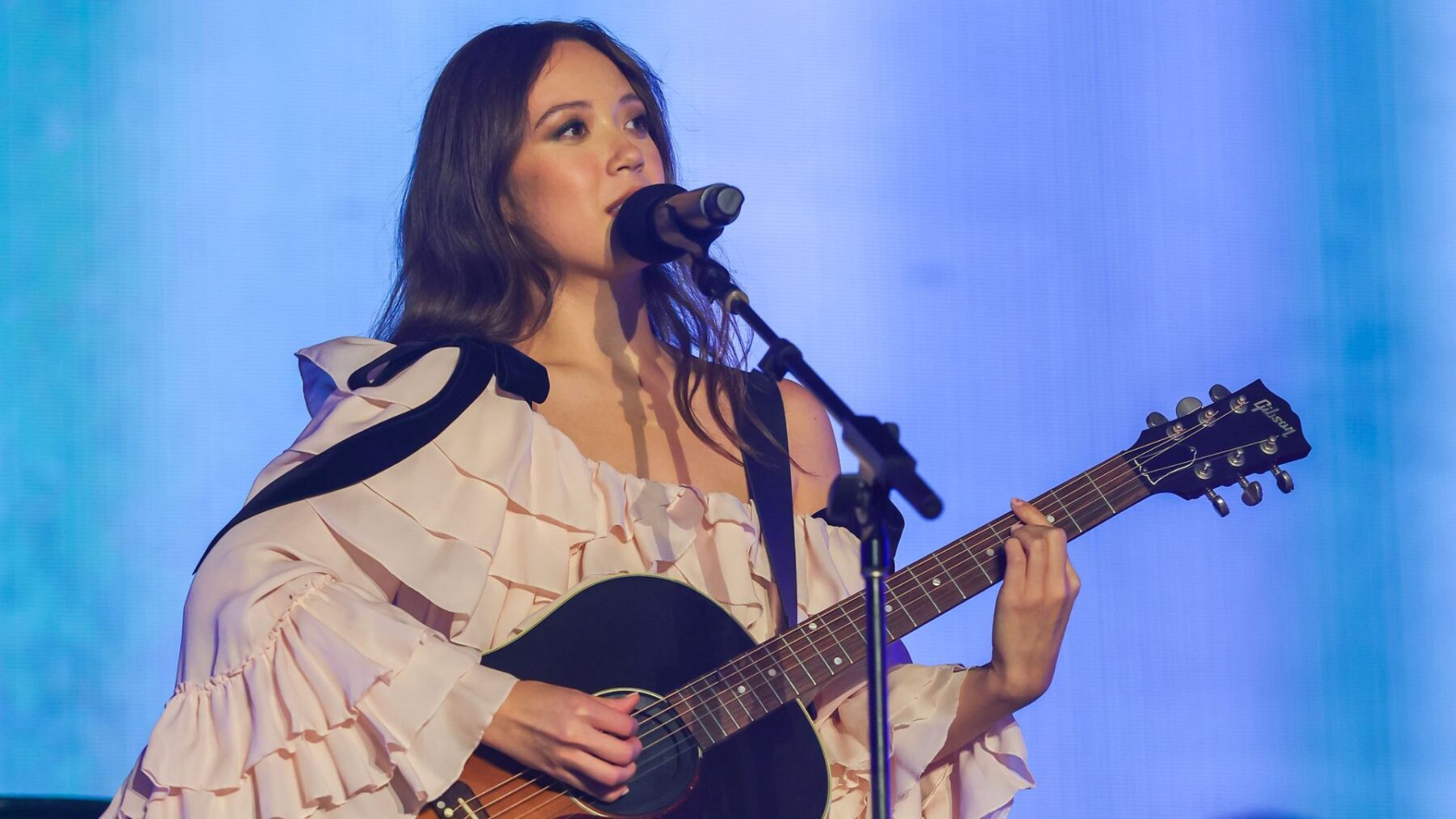 Cantora islandesa Laufey em show na nona edição do Popload Festival, no parque Ibirapuera, em São Paulo | Marcelo Justo - 31.mai.2025/Portal Lineup