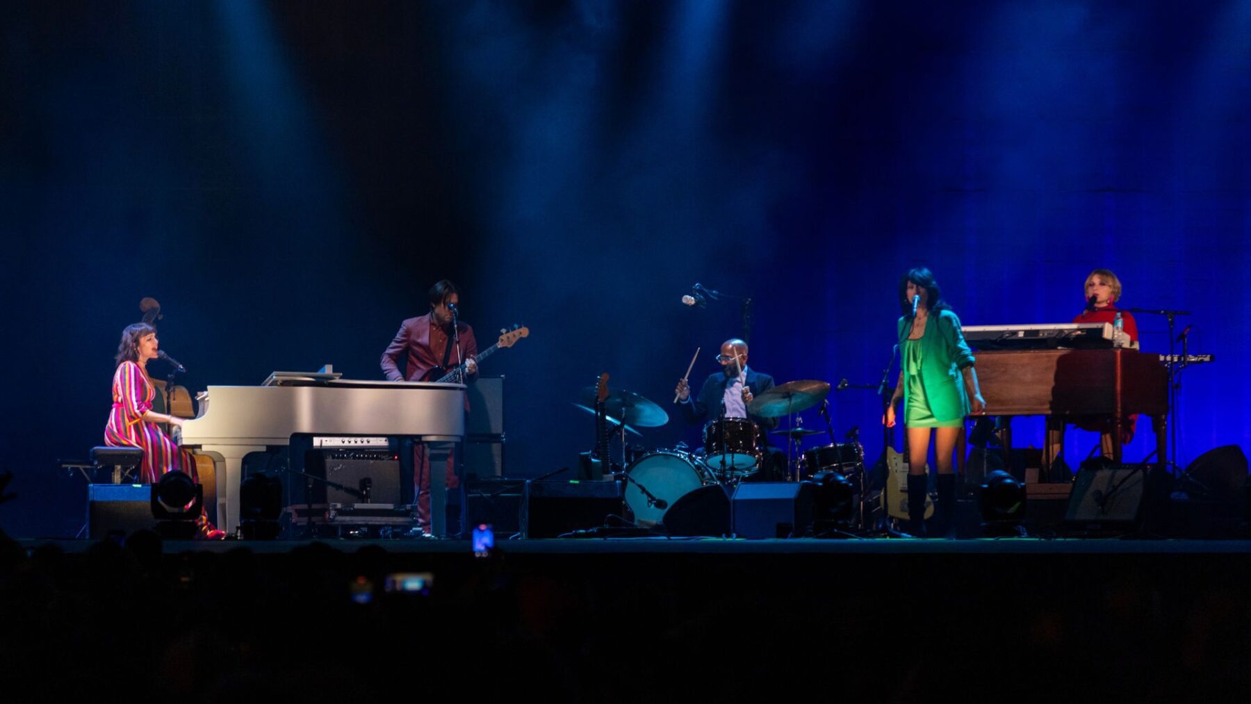 Norah Jones toca piano em show na nona edição do Popload Festival, no parque Ibirapuera, em São Paulo | Marcelo Justo - 31.mai.2025/Portal Lineup