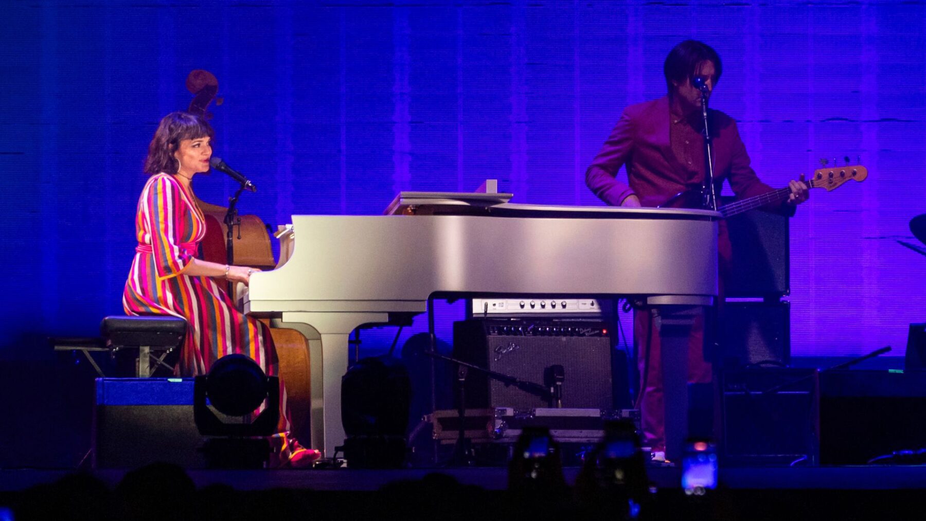 Norah Jones toca piano em show na nona edição do Popload Festival, no parque Ibirapuera, em São Paulo | Marcelo Justo - 31.mai.2025/Portal Lineup