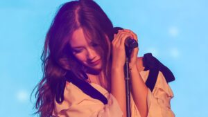 Cantora islandesa Laufey em show na nona edição do Popload Festival, no parque Ibirapuera, em São Paulo | Marcelo Justo - 31.mai.2025/Portal Lineup