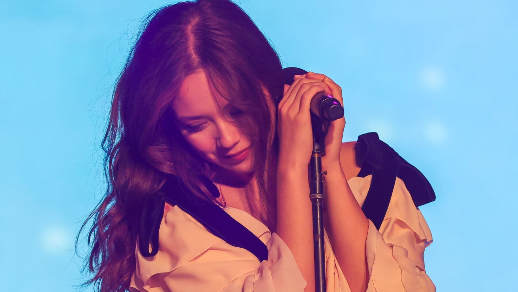 Cantora islandesa Laufey em show na nona edição do Popload Festival, no parque Ibirapuera, em São Paulo | Marcelo Justo - 31.mai.2025/Portal Lineup