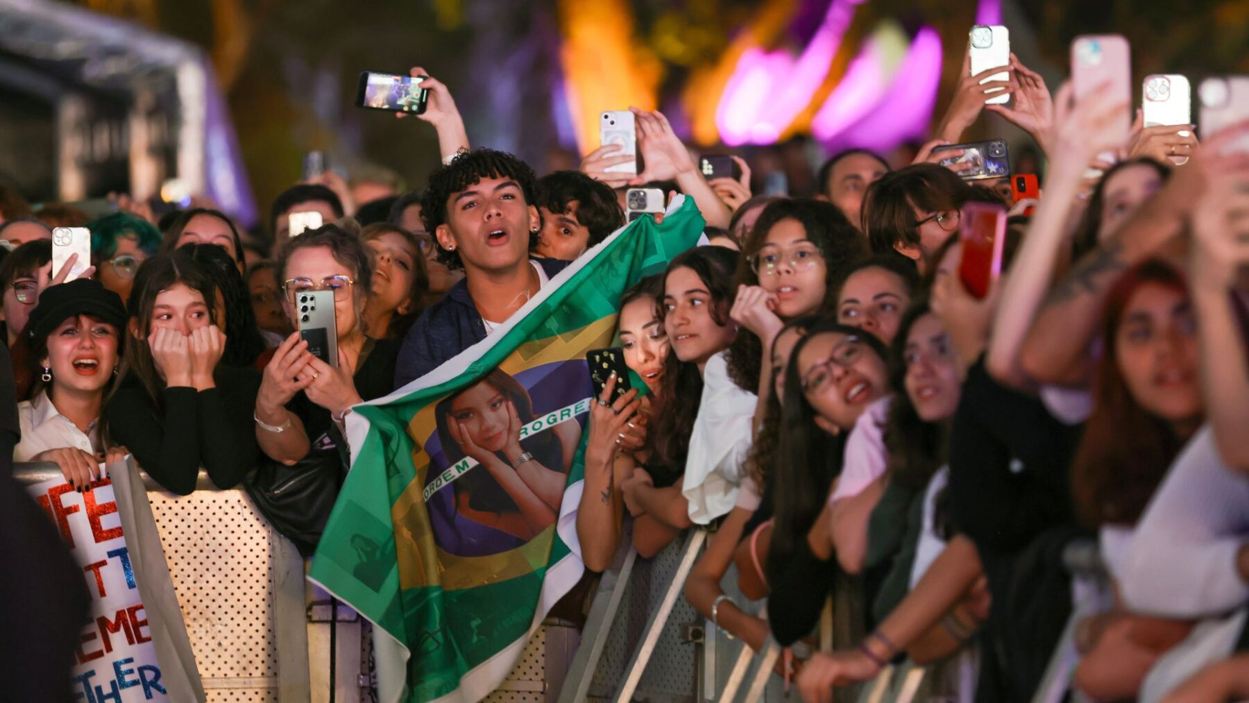 Fãs em show da cantora islandesa Laufey na nona edição do Popload Festival, no parque Ibirapuera, em São Paulo | Marcelo Justo - 31.mai.2025/Portal Lineup