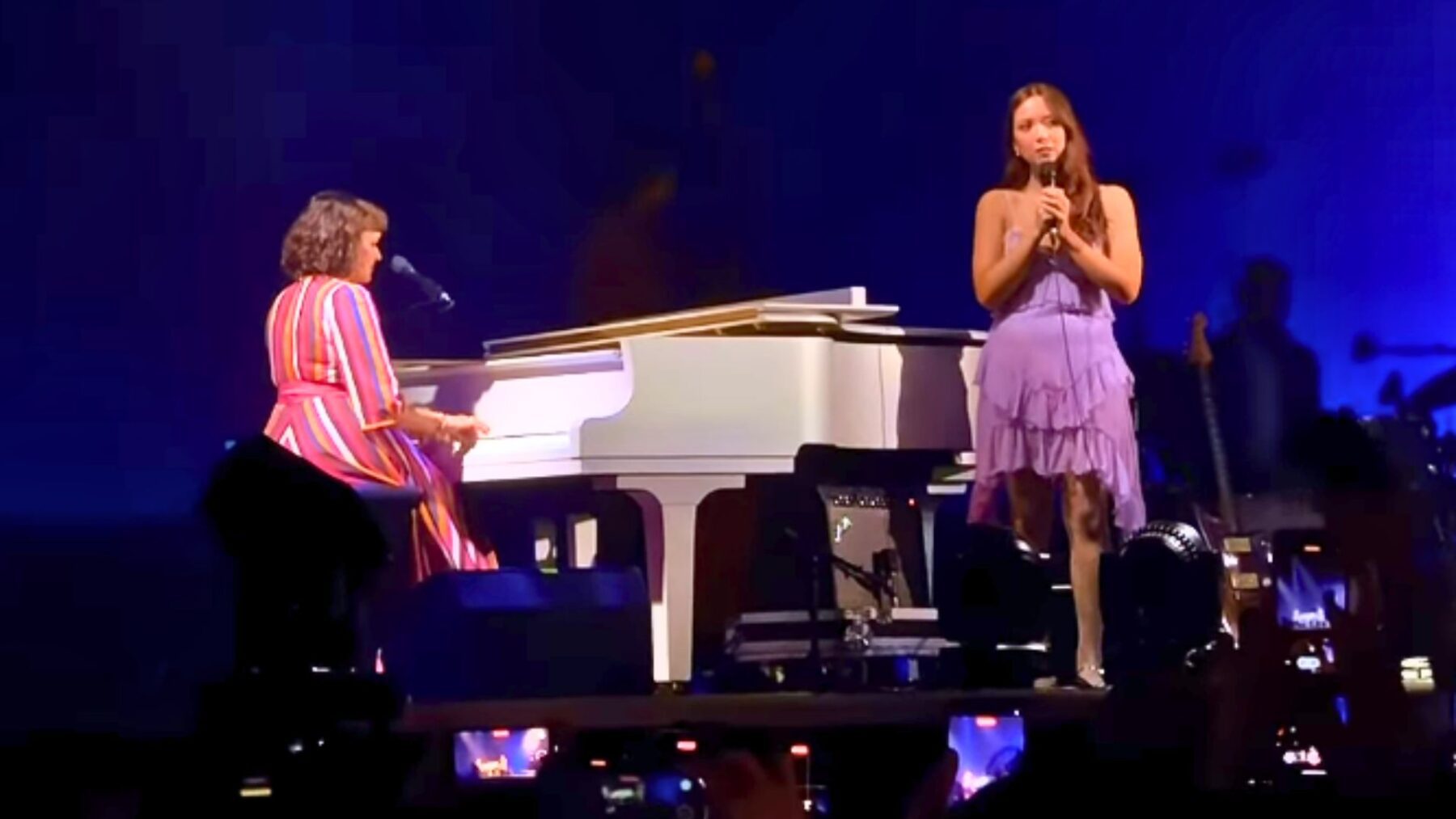 Norah Jones (esq.) ao piano e Laufey em show na nona edição do Popload Festival, no parque Ibirapuera, em São Paulo | 31.mai.2025/Reprodução