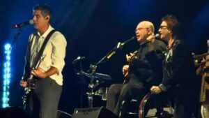 Dado Villa-Lobos (esq.), Herbert Vianna (centro) e André Frateschi em show dos Paralamas do Sucesso no Allianz Parque, em São Paulo | 31.mai.2025/Divulgação