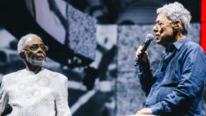 Gilberto Gil (esq.) e Chico Buarque em show da turnê "Tempo Rei" na Marina da Glória, no Rio de Janeiro | 1º.jun.2025/Reprodução