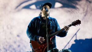 Vocalista Patrick Stump em show do Fall Out Boy no festival Boston Calling, no Harvard Athletic Complex, em Boston | Elliott Ingham - 24.mai.2025/Divulgação