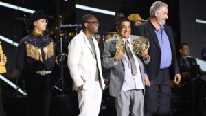 Pretinho da Serrinha (esq.) ao lado de Zeca Pagodinho no palco do Theatro Municipal do Rio, durante cerimônia da 32ª edição do Prêmio da Música Brasileira | 4.jun.2025/Divulgação