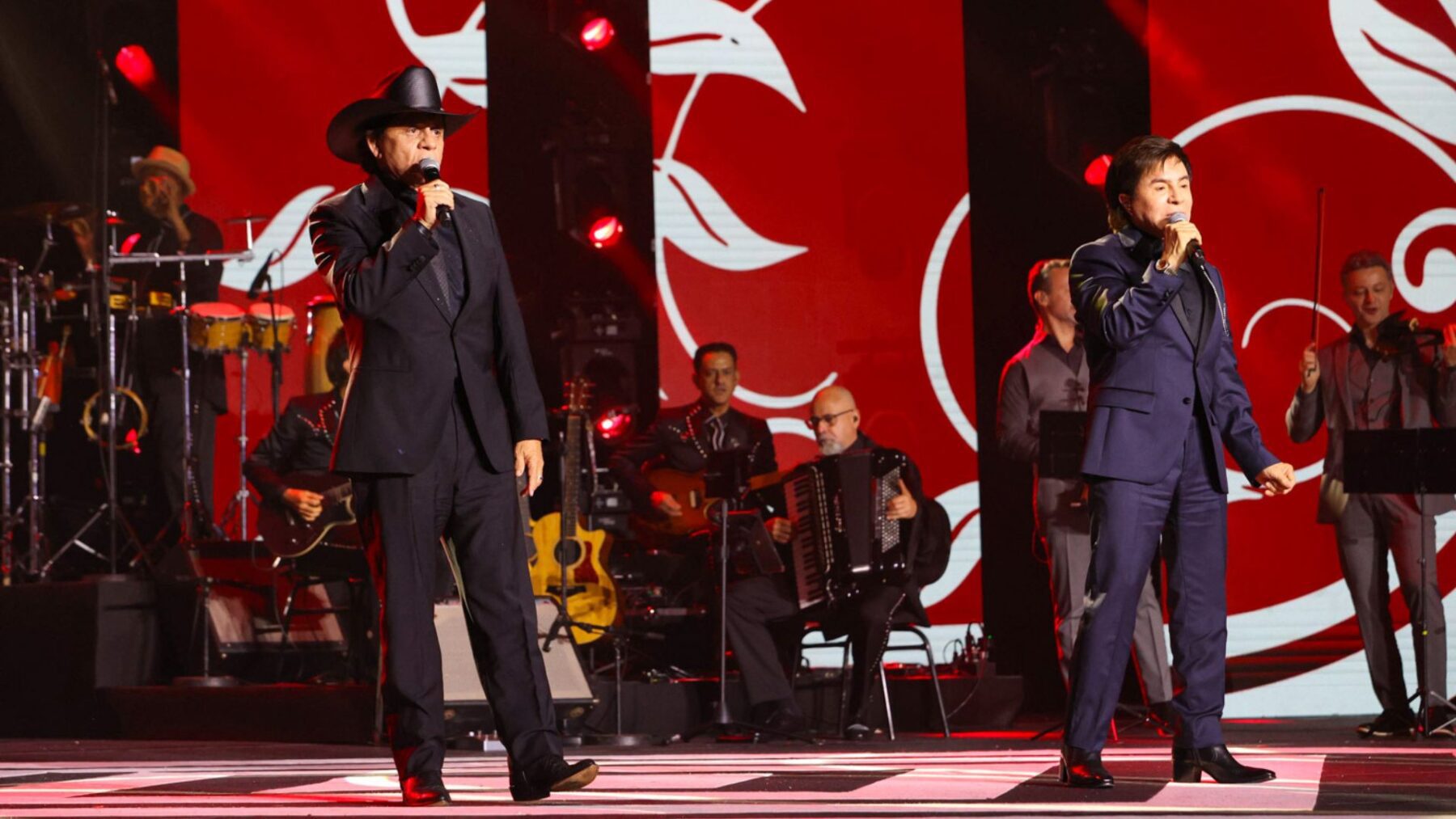 Chitãozinho & Xororó (esq. p/ dir.) no palco do Theatro Municipal do Rio, durante cerimônia da 32ª edição do Prêmio da Música Brasileira | 4.jun.2025/Divulgação