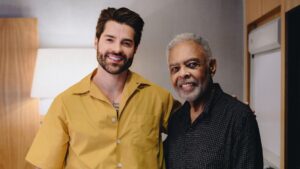 Alok (esq.) e Gilberto Gil posam para foto ao anunciar parceria em EP e show em SP | Divulgação