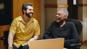 Alok (esq.) e Gilberto Gil posam para foto ao anunciar parceria em EP e show em SP | Divulgação