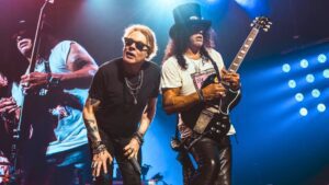 Vocalista Axl Rose (esq.) e guitarrista Slash em show do Guns N' Roses na Etihad Arena, em Abu Dhabi, nos Emirados Árabes Unidos | 27.mai.2025/Divulgação