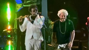 Seu Jorge (esq.) toca flauta ao lado de Marcelo D2 em show do Planet Hemp, no festival João Rock, no Parque Permanente de Exposições, em Ribeirão Preto (SP) | Amon Borges - 14.jun.2025/Portal Lineup
