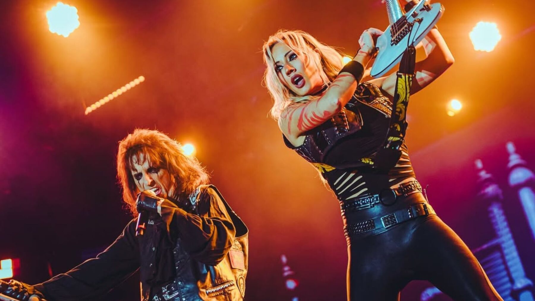 Alice Cooper (esq.) e guitarrista Nita Strauss em show no Best of Blues and Rock, no parque Ibirapuera, em São Paulo | 14.jun.2025/Flashbang/Divulgação