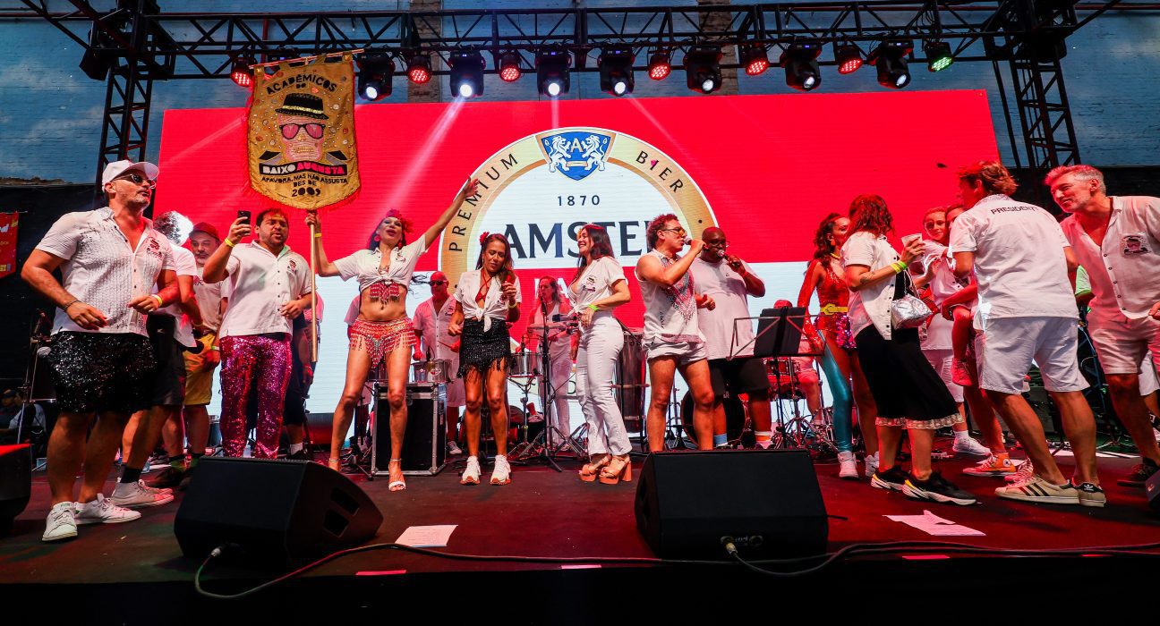 Ensaio do bloco Acadêmicos do Baixo Augusta com Alessandra Negrini e SImoninha, no Galpão do MST, em SP (14.jan.2024/Divulgação)