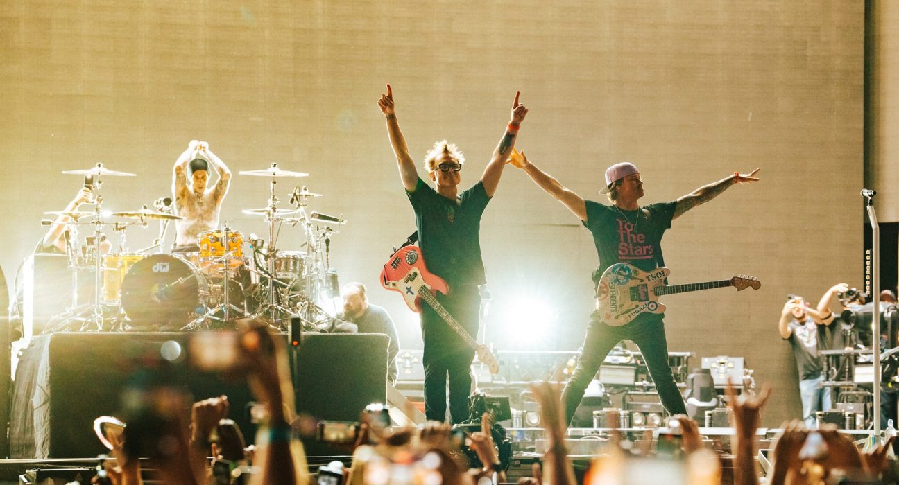 Banda Blink-182 no palco Sahara durante o festival Coachella, na cidade de Indio, na Califórnia (14.mar.2023/Divulgação)
