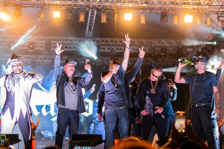 Mano Brown (de oculos e cabeça baixa) e Ice Blue (com garrafa) em show do Racionais MC's na festa de 94 anos da escola de samba Vai-Vai, no Vale do Anhangabaú (centro de São Paulo) (Phelipe Curti - 27.jan.2024/Divulgação)