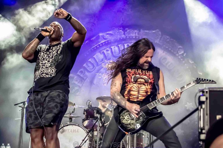 Vocalista Derrick Green (esq..) guitarrista Andreas Kisser, do Sepultura, fazem show no Good Things Festival, em Melbourne, Austrália (1°.dez.2023/Divulgação)