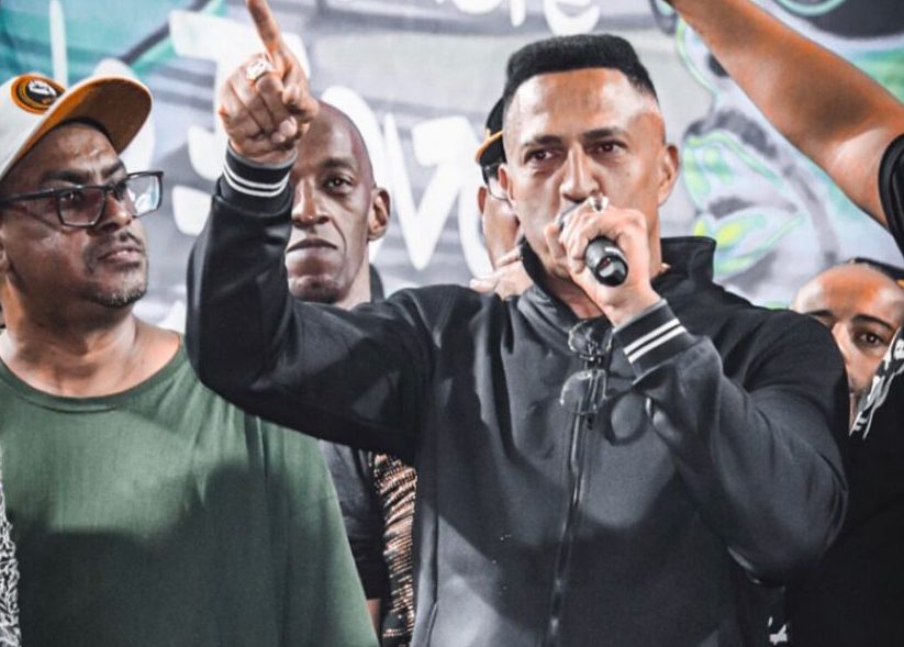 Mano Brown, do Racionais, fala ao microfone na quadra da Vai-Vai (Divulgação)