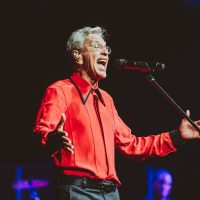 Caetano Veloso em show no Espaço Unimed (zona oeste de São Paulo) em turnê do disco 'Transa', de 1972 (Rafael Strabelli - 25.nov.2023/Divulgação)