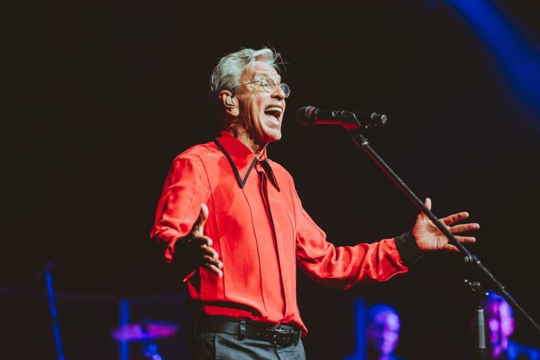 Caetano Veloso em show no Espaço Unimed (zona oeste de São Paulo) em turnê do disco 'Transa', de 1972 (Rafael Strabelli - 25.nov.2023/Divulgação)