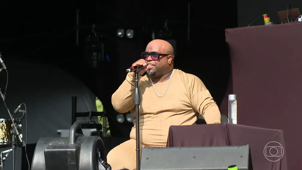 CeeLo Green durante passagem de som para o Festival de Verão, no Parque de Exposições, em Salvador (26.jan.2024/Reprodução/Jornal Nacional)