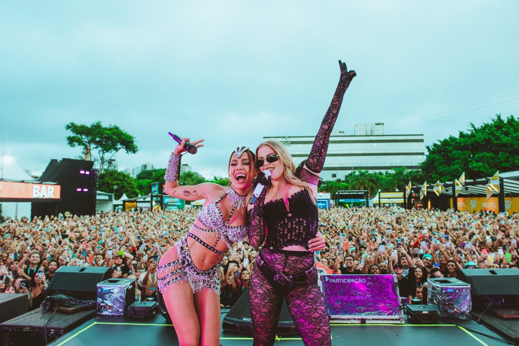 Anitta (esq.) e Luísa Sonza durante a turnê 'Ensaios da Anitta', no Memorial da América Latina, em SP (Rafael Strabelli - 25.jan.2024/Divulgação)