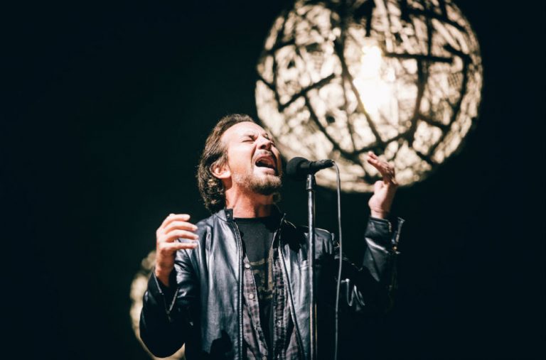 Eddie Vedder, vocalista do Pearl Jam, durante show no NOS Alive, em Portugal (14.jul.2018/Divulgação)