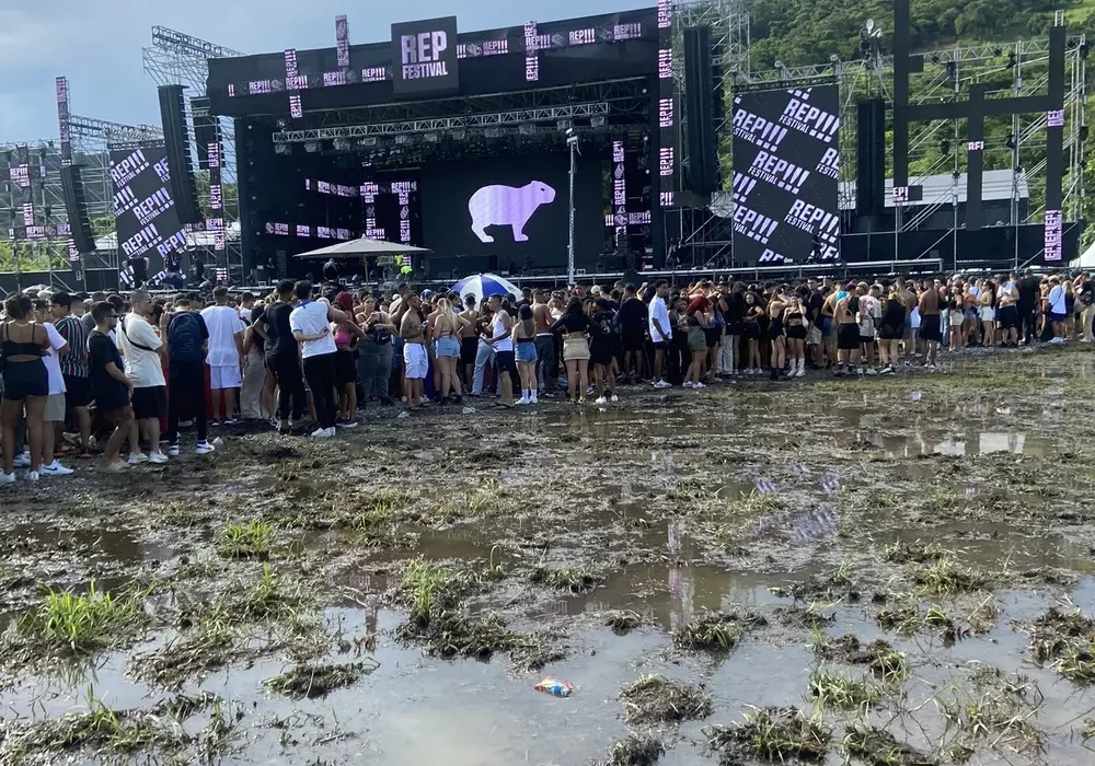 Público enfrenta lama após chuvas no Rep Festival 2023, em fazenda na zona oeste do Rio (Reprodução)