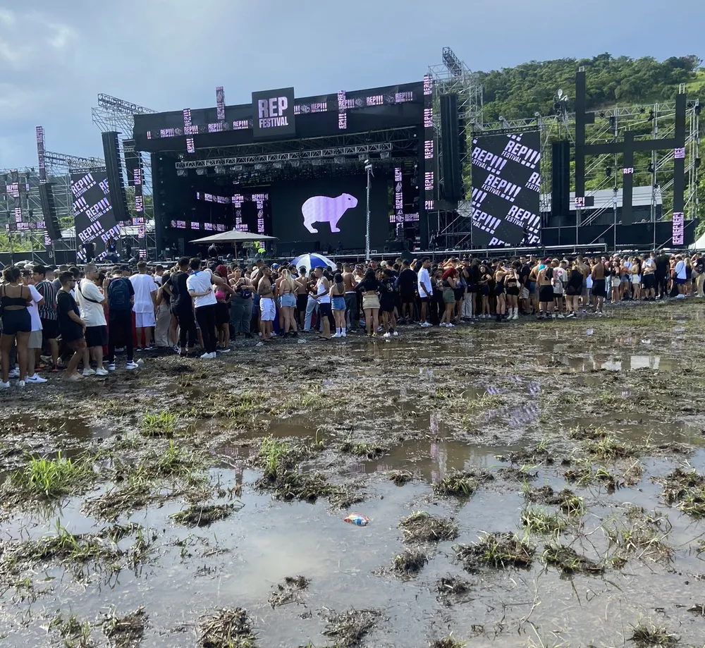 Público enfrenta lama após chuvas no Rep Festival 2023, em fazenda na zona oeste do Rio (Reprodução)