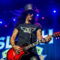 Slash com a banda Myles Kennedy & The Conspirators em show no antigo Espaço das Américas, atual Espaço Unimed, em SP (Ricardo Matsukawa - 25.mai.2019/Divulgação)