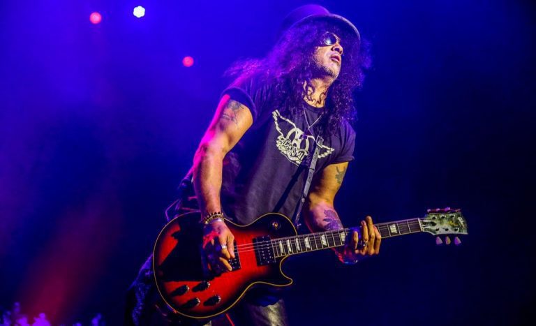 Slash com a banda Myles Kennedy & The Conspirators em show no antigo Espaço das Américas, atual Espaço Unimed, em SP (Ricardo Matsukawa - 25.mai.2019/Divulgação)