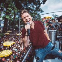 Michel Teló em bloco Bem Sertanejo, na região do parque Ibirapuera, no Carnaval de São Paulo (Deivid Correia - 19.fev.2023/Divulgação)