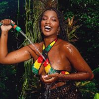 Iza em ensaio com figurino nas cores do reggae para o bloco Bonde Pesadão (Divulgação)